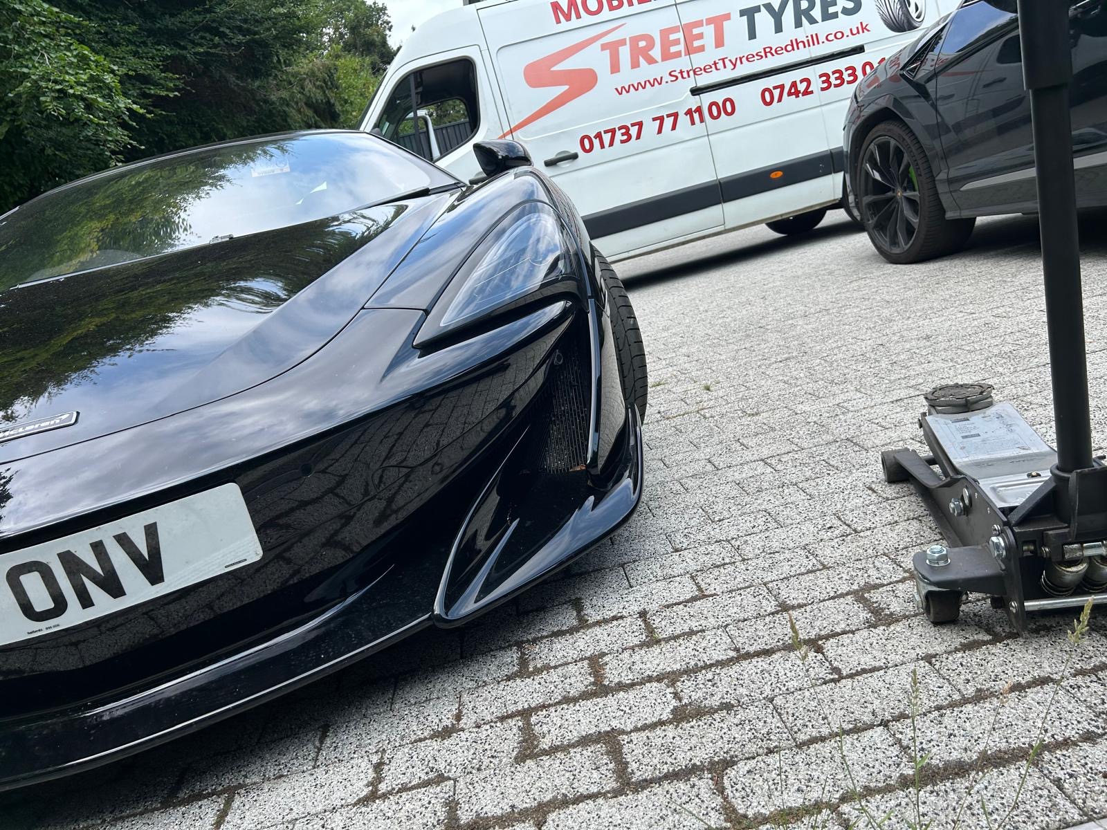 Mobile tyre fitting at a customer's vehicle