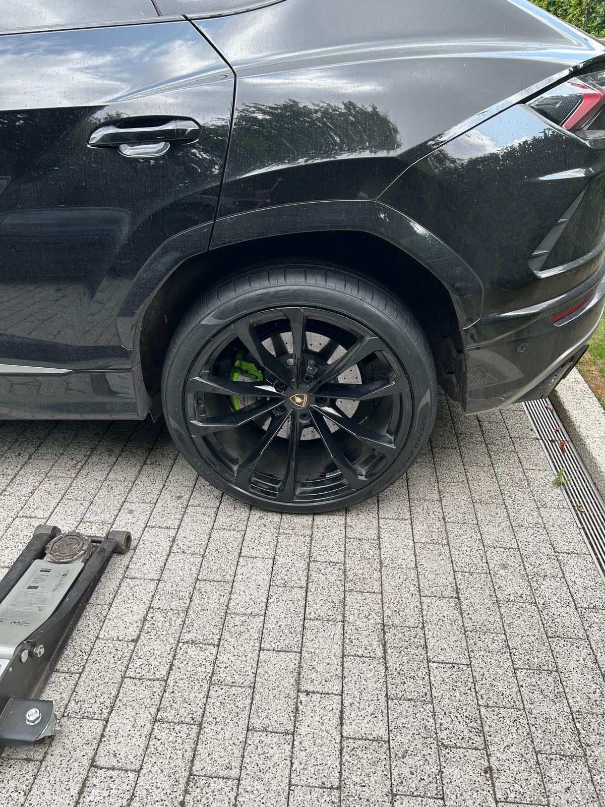 Mobile tyre fitting on a black car